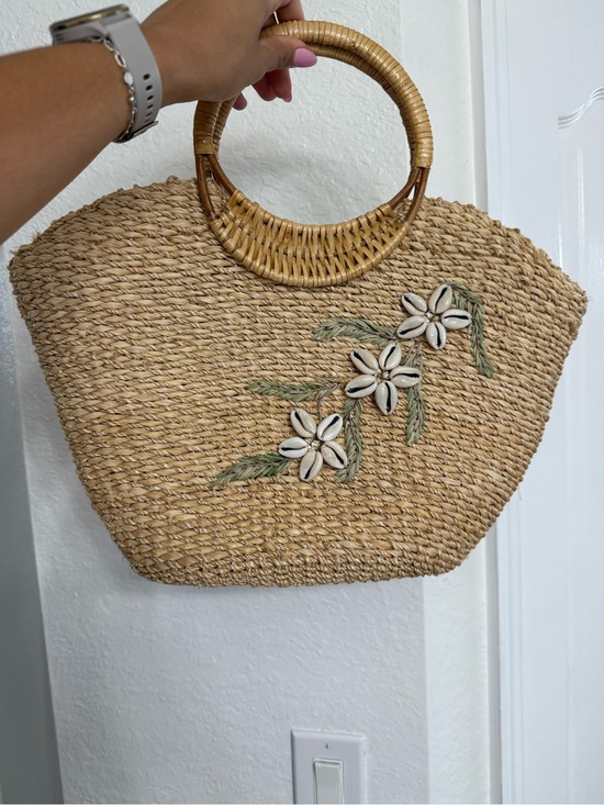 Handbags - Woven Straw Tote with Shell Flower Accent - Natural